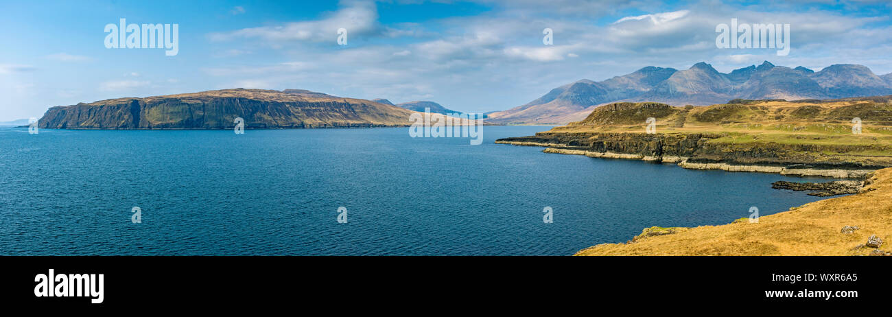 Panorama di Loch fragile e le montagne Cuillin dalla west coast Rubha una penisola Dùnain, Minginish, Isola di Skye, Scotland, Regno Unito Foto Stock