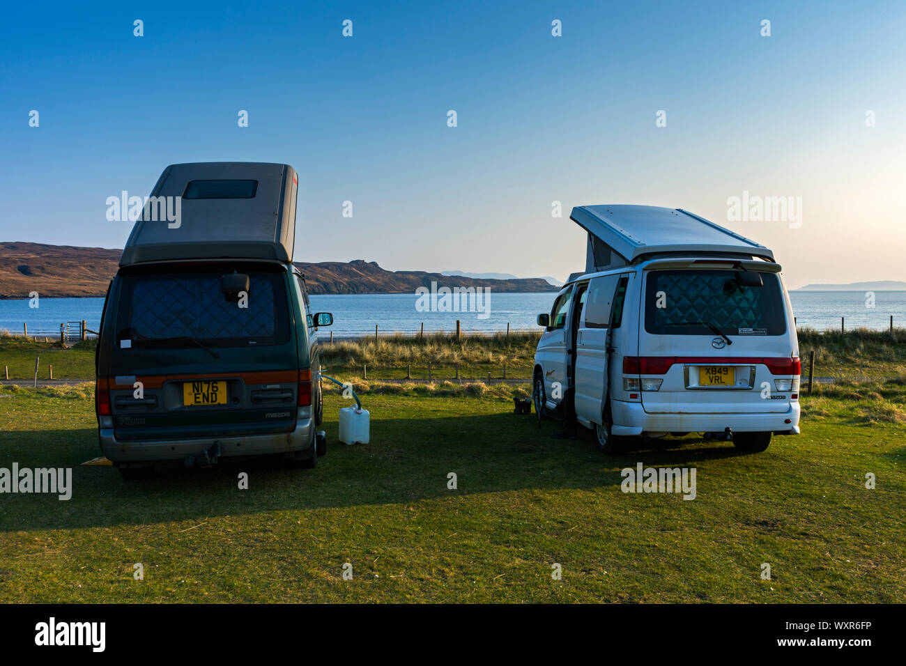 Due Mazda Bongo camper nel campeggio a Glen fragile, Minginish, Isola di Skye, Scotland, Regno Unito Foto Stock