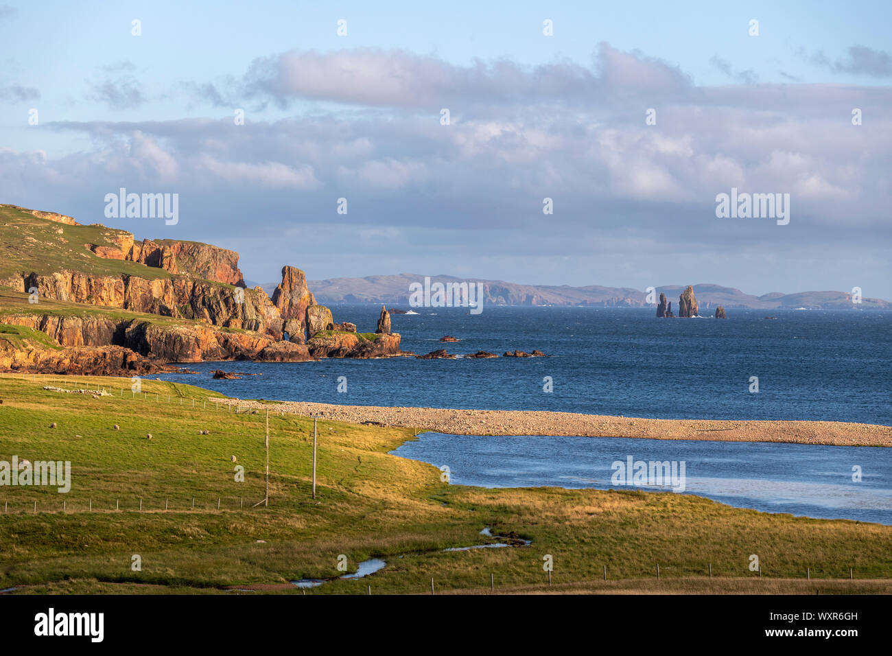 Braewick Beach & Da Drongs, Da Drongs sono una raccolta di granito spettacolare pile in St Magnus Bay, Continentale, le isole Shetland, Scotland, Regno Unito Foto Stock