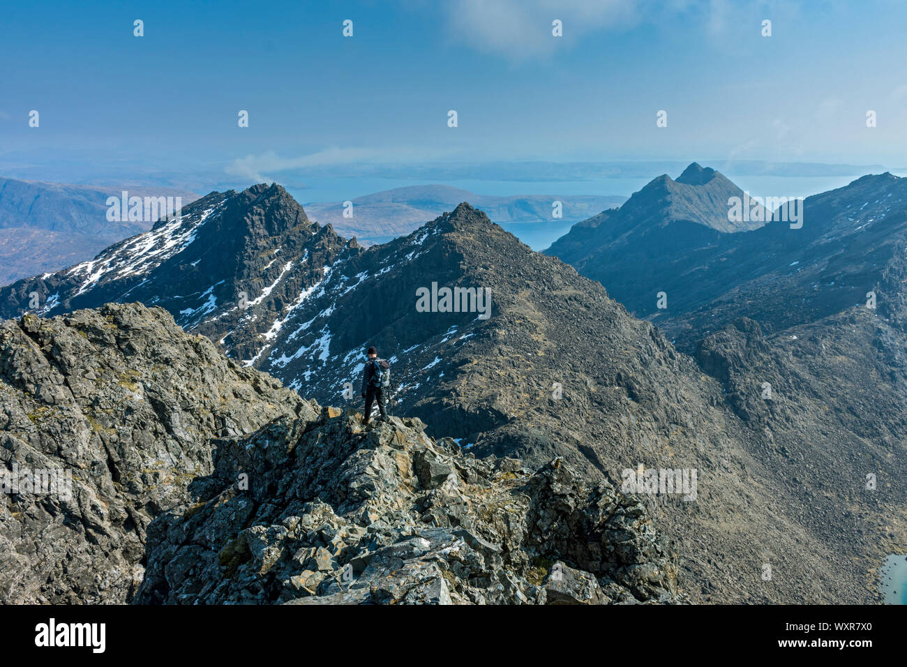 Il Sud Cuillin Ridge dal vertice di cresta Sgurr Alasdair nelle montagne Cuillin, Isola di Skye, Scotland, Regno Unito Foto Stock