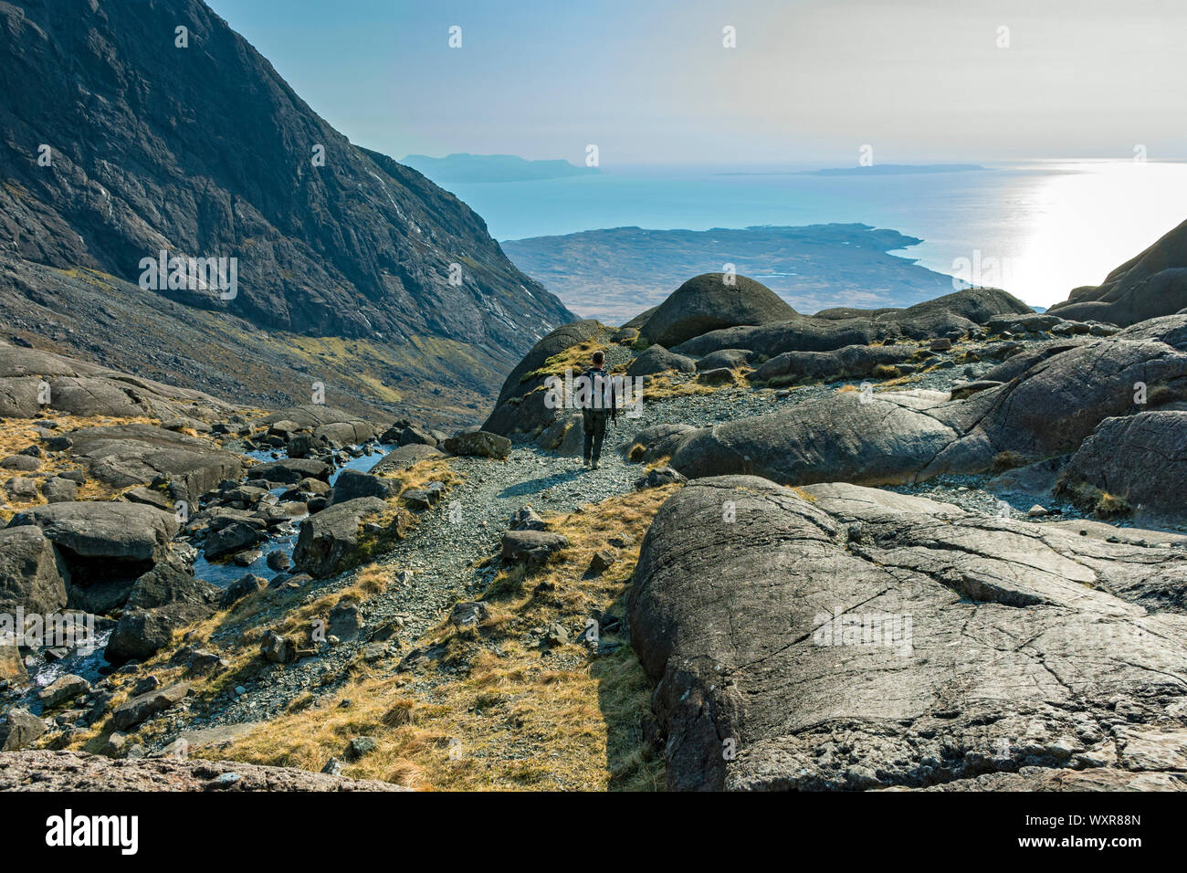 Il promontorio di Rubh' un Dùnain dal labbro del Coire Lagan. Nelle montagne Cuillin, Isola di Skye, Scotland, Regno Unito Foto Stock