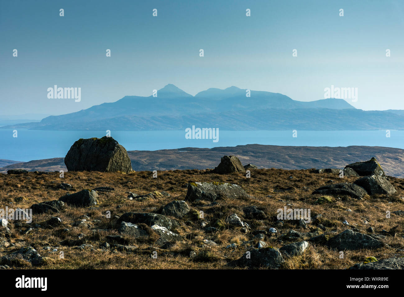 L'Isola di Rum dal labbro del Coire Lagan. Nelle montagne Cuillin, Isola di Skye, Scotland, Regno Unito Foto Stock