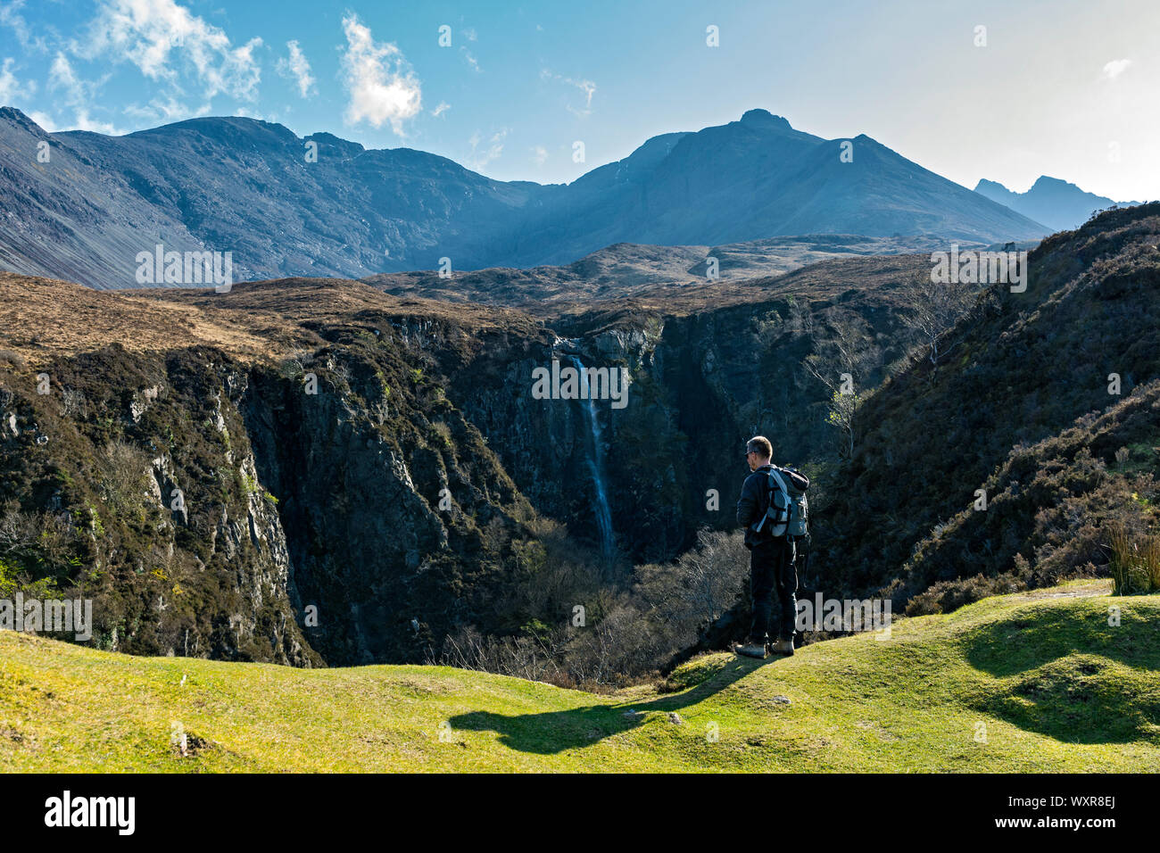 La Eas Mòr cascata nel Allt Coire na Banachdich gorge con le montagne Cuillin dietro. Glen fragile, Minginish, Isola di Skye, Scotland, Regno Unito Foto Stock