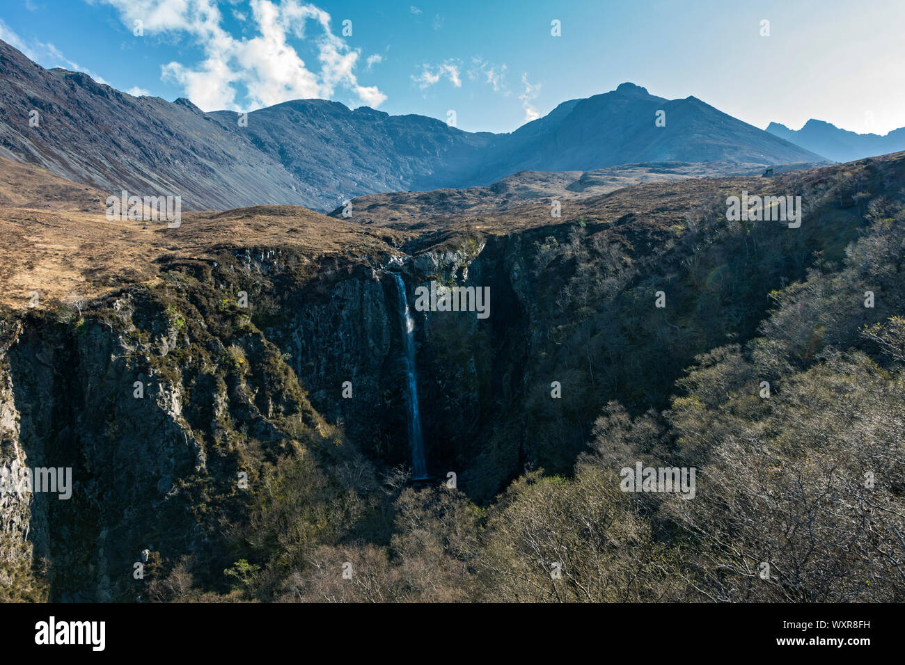La Eas Mòr cascata nel Allt Coire na Banachdich gorge con le montagne Cuillin dietro. Glen fragile, Minginish, Isola di Skye, Scotland, Regno Unito Foto Stock