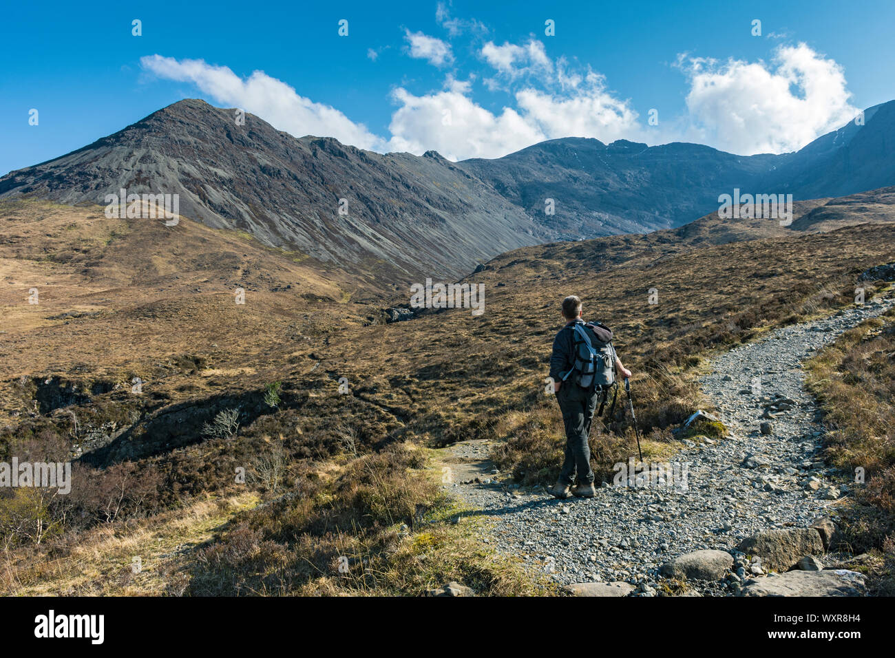 Un viandante sulla via in Coire na Banachdich. Nelle montagne Cuillin, Isola di Skye, Scotland, Regno Unito Foto Stock
