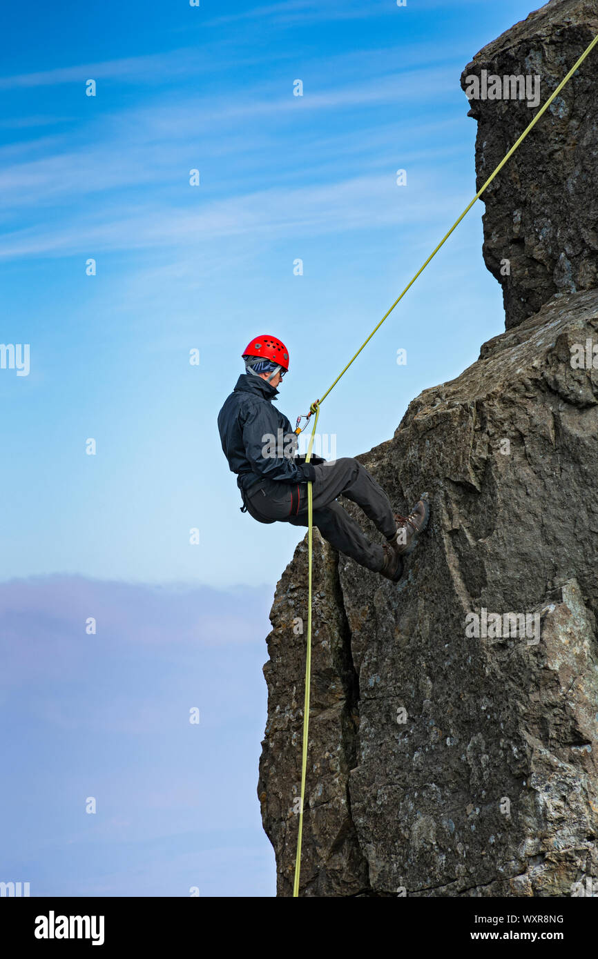 Un scalatore di cordata off inaccessibile di Pinnacle, in occasione del vertice di Sgurr Dearg, montagne Cuillin, Minginish, Isola di Skye, Scotland, Regno Unito Foto Stock