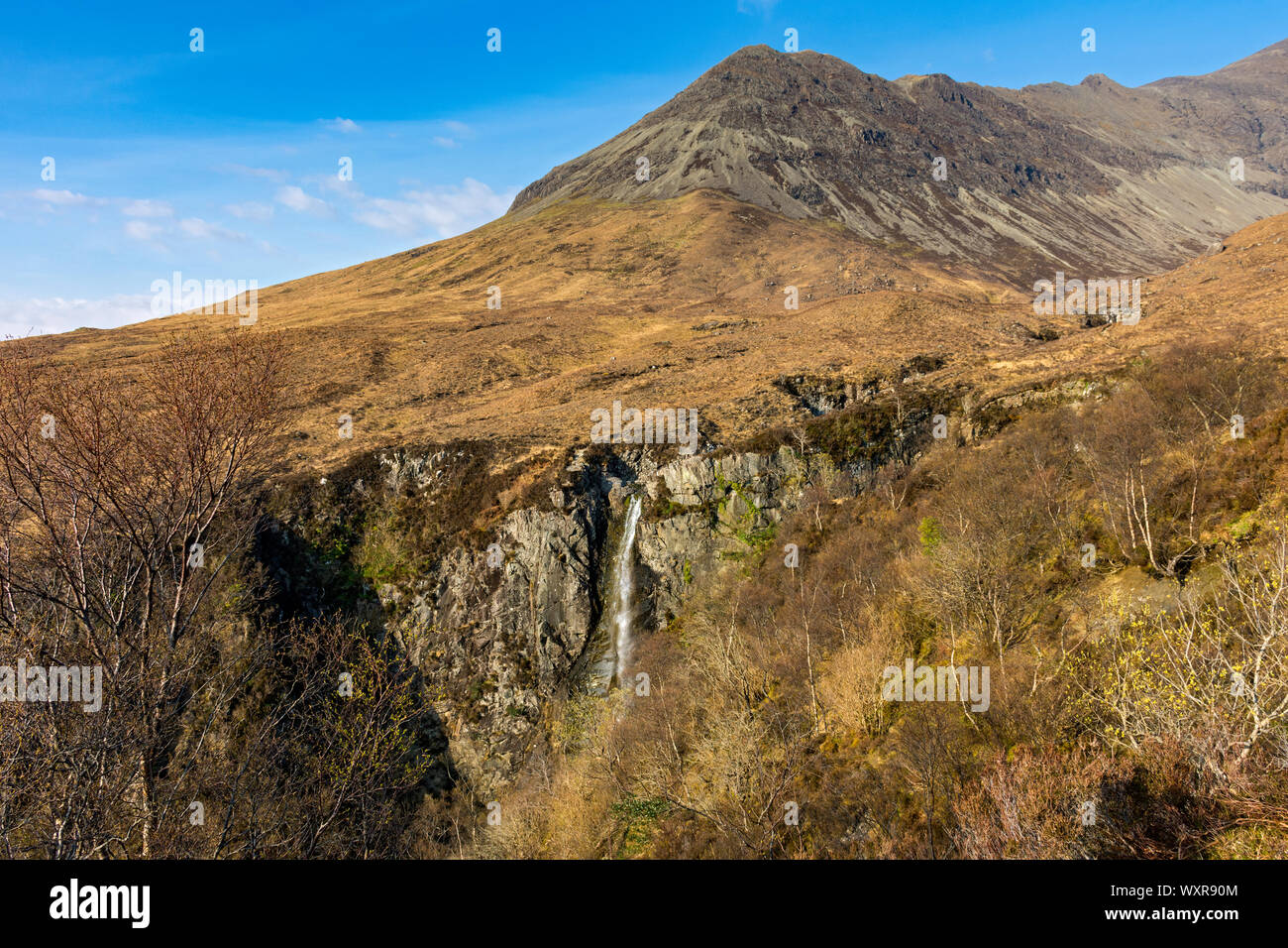 La Eas Mòr cascata nel Allt Coire na Banachdich gola con l'Sgurr Gobhar dietro. Glen fragile, Minginish, Isola di Skye, Scotland, Regno Unito Foto Stock