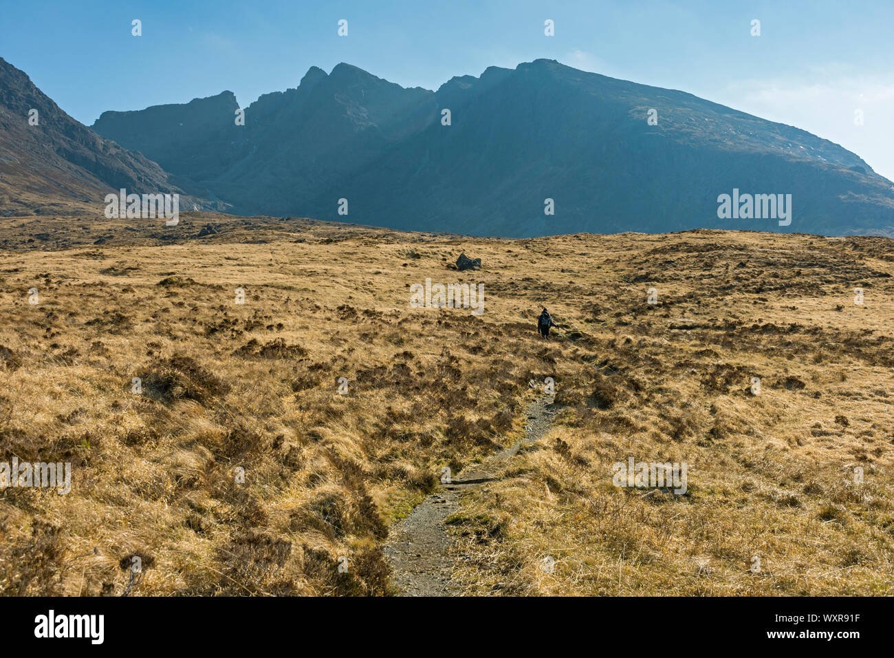 Le cime intorno Coire Lagan dal percorso da Glen fragile per Coire Lagan. Nelle montagne Cuillin, Isola di Skye, Scotland, Regno Unito Foto Stock
