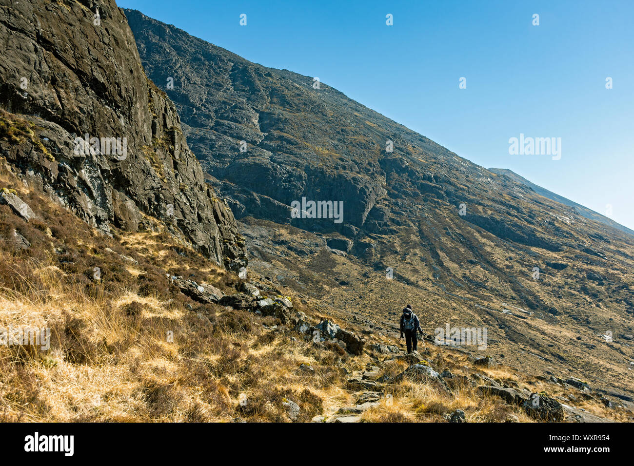 Attraversamento sotto la cresta di Sron na Ciche sul percorso da Glen fragile per filati di cocco" un'Ghrunnda, nelle montagne Cuillin, Isola di Skye, Scotland, Regno Unito Foto Stock