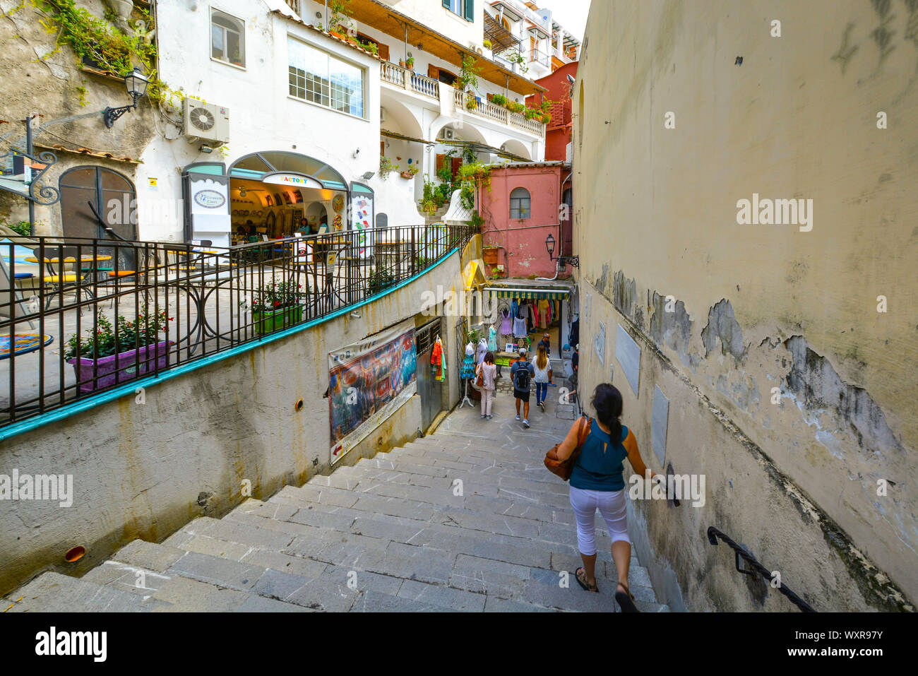 I turisti e i locali, immettere un mercato sotterraneo department store nella città di Sorrento, Italia, sulla Costiera Amalfitana. Foto Stock