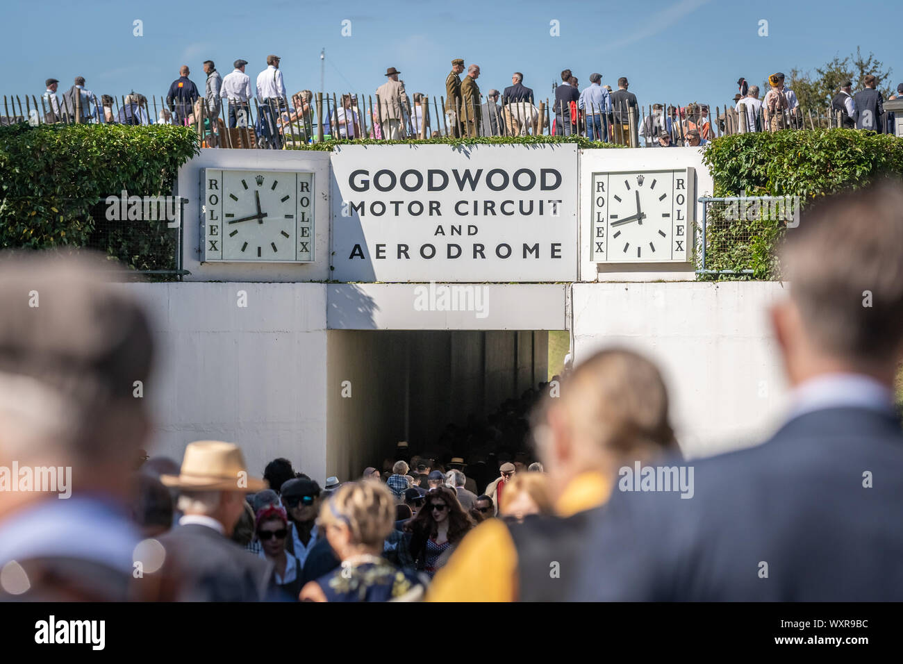 Vintage-tema Goodwood. La Gran Bretagna è massimo annuale di classic car show celebra la metà del XX secolo di apice di Goodwood racing circuito. Foto Stock