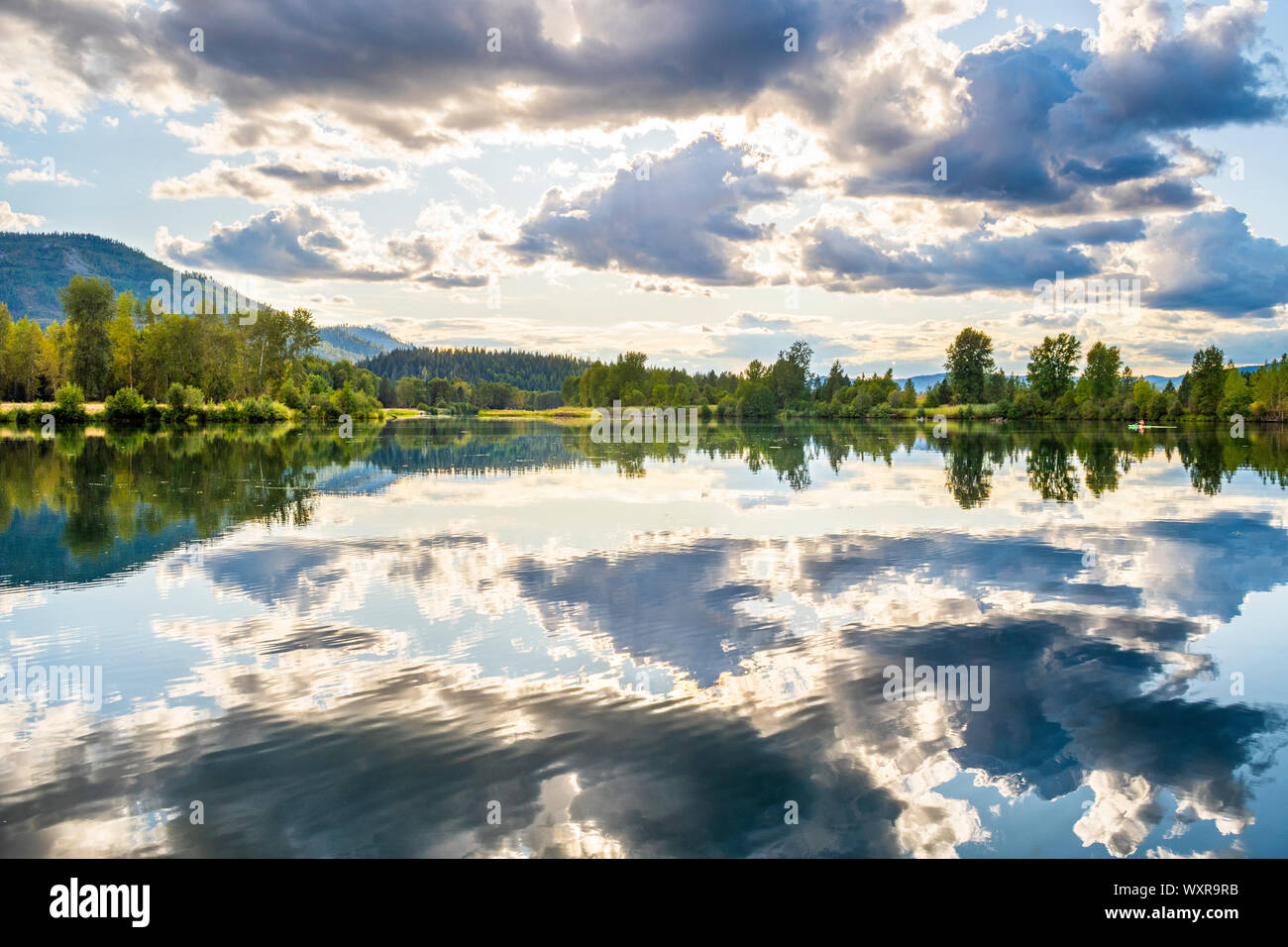 Un scenic, posto tranquillo con un kayak sul fiume e le nuvole riflettono al Cataldo missione parco dello stato in Idaho, Stati Uniti d'America. Foto Stock