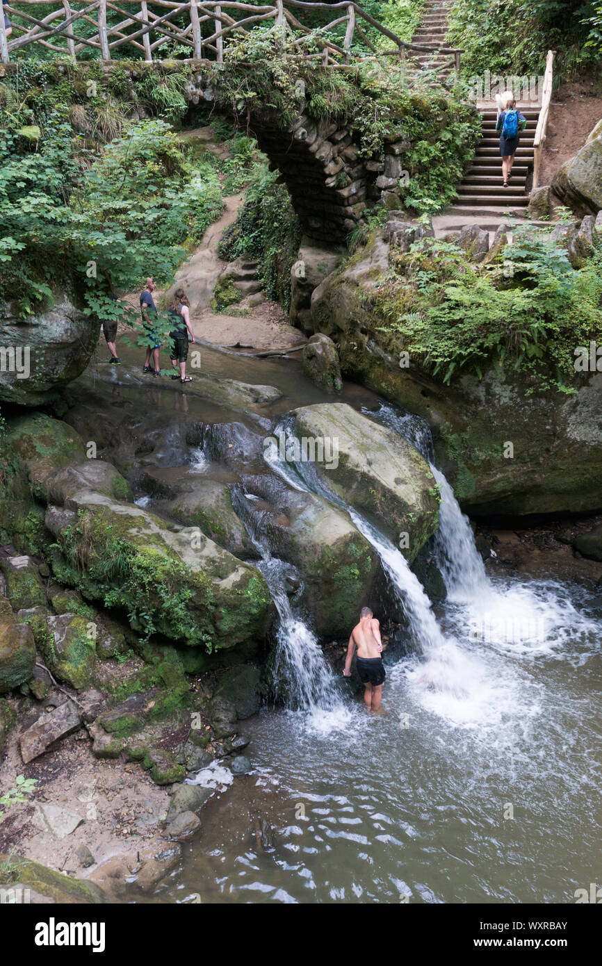 Heringer Millen, Mullerthal / Lussemburgo - 11 August, 2019: visita turistica e nuotare presso questo idilliaco Schiessentuempel cascata a Mullerthal Foto Stock