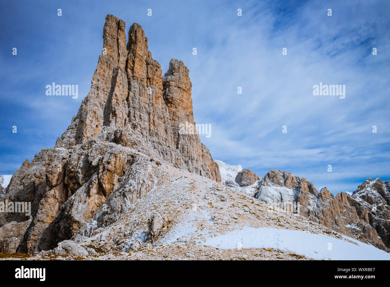 Bella estate vista della cima del Vajolet torri nella zona delle Dolomiti Catinaccio Rosengarten gamma, Italia Foto Stock