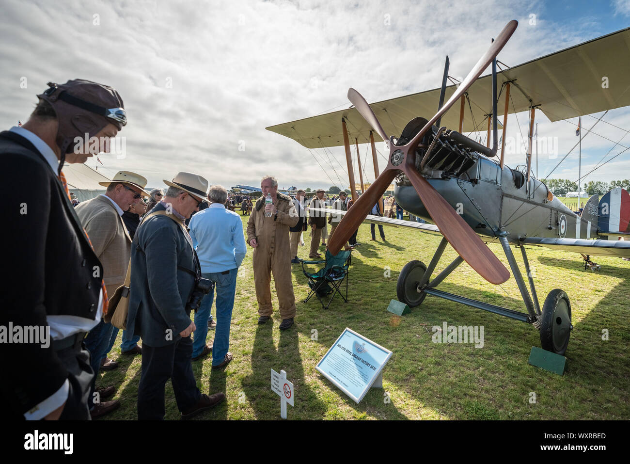 Royal Aircraft Factory essere2 British mono-motore trattore a due biplano SEDILE sul display al Goodwood classic car show. Foto Stock