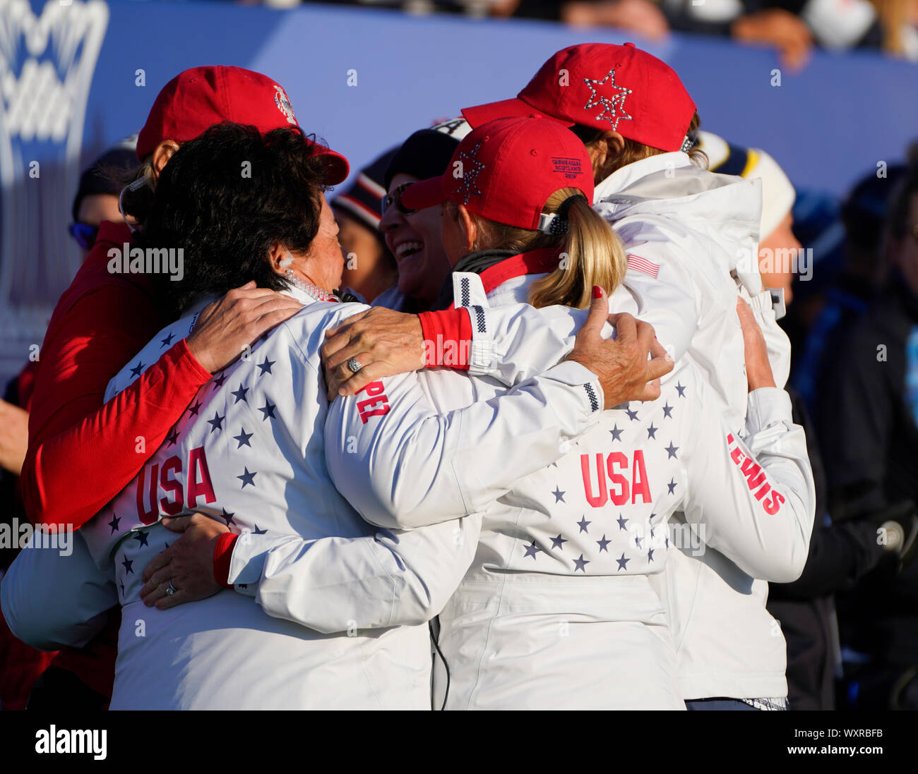 Solheim Cup 2019 al centenario corsi a Gleneagles in Scozia, Regno Unito. Il Team USA il capitano e Vice Capitani nel gruppo abbraccio sul primo tee sul giorno finale. Foto Stock