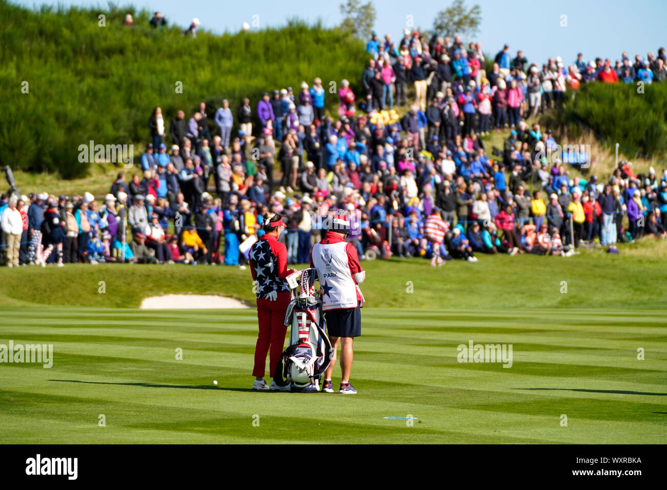 Solheim Cup 2019 al centenario corsi a Gleneagles in Scozia, Regno Unito. Annie Park NEGLI STATI UNITI D' AMERICA attende per la riproduzione di approccio al nono foro nella parte anteriore del grande gruppo di spettatori durante il venerdì mattina Foursomes. Foto Stock