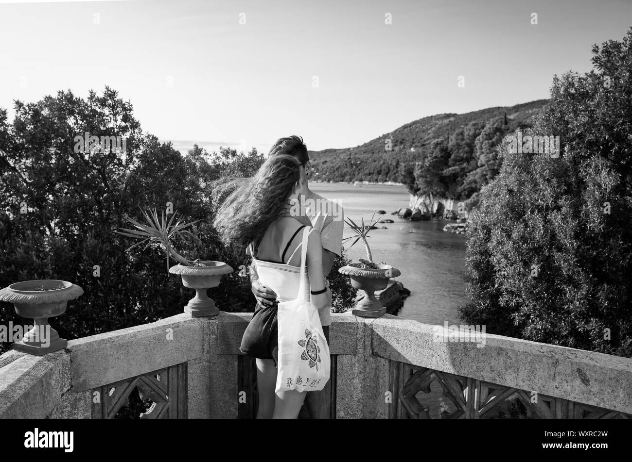 Matura in amore su di un balcone. Castel 'Miramare' vicino a Trieste. Grignano / Italia Foto Stock