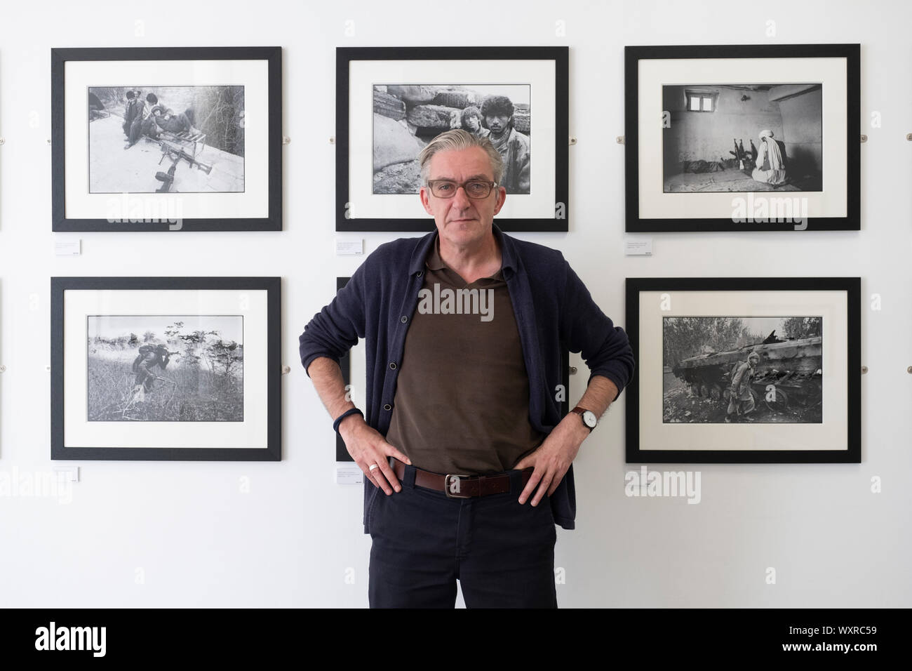 Craig Wallace editor di Sogo rivista di arti in Sogo Arts Gallery su Saltmarket a Glasgow, Scotland, Regno Unito. La guerra mostra fotografica di David Pratt mostra attuale. Foto Stock