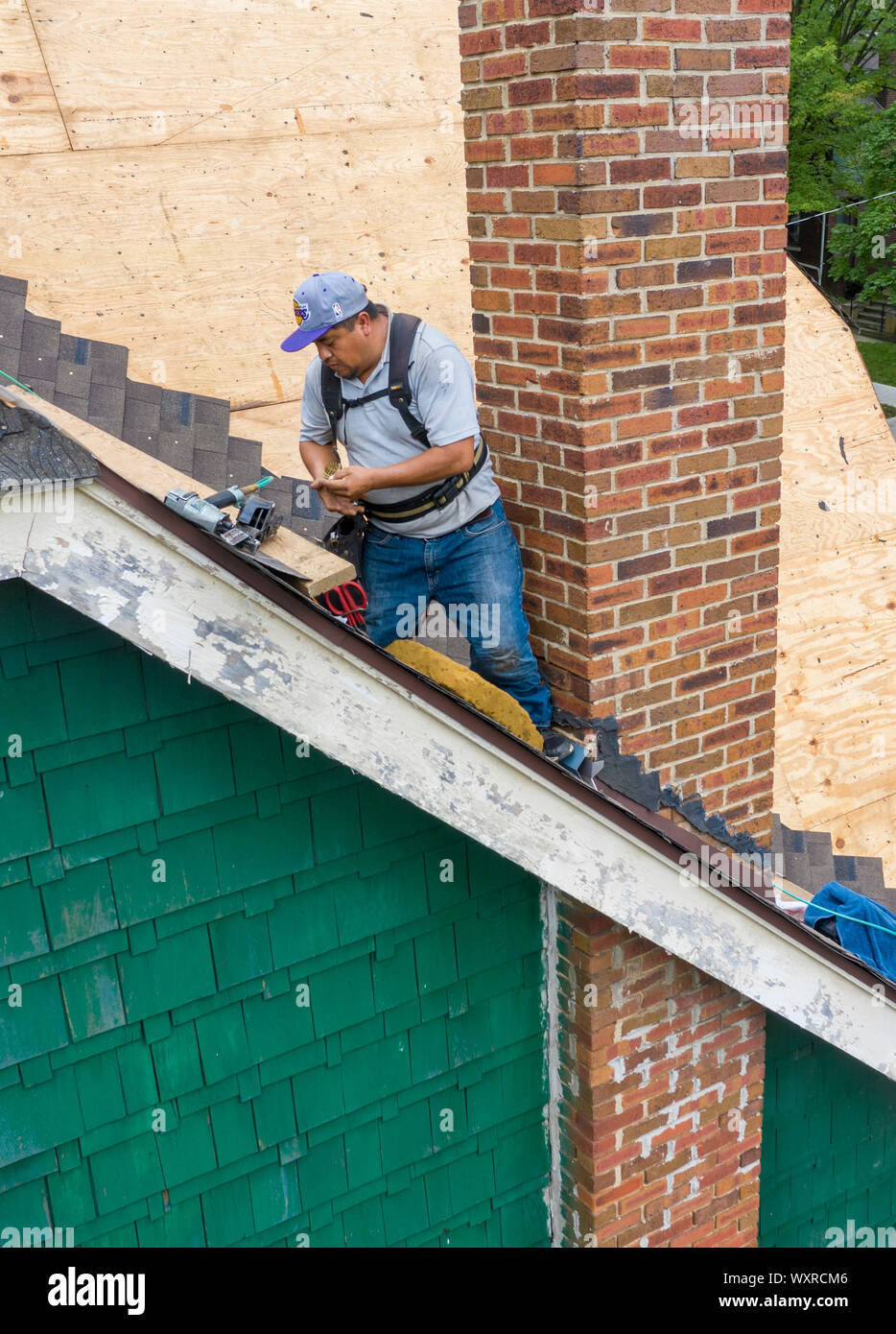 Detroit, Michigan - Lavoratori sostituire il tetto di una casa. Foto Stock