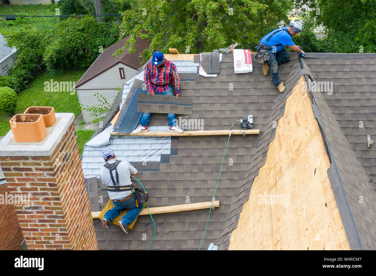 Detroit, Michigan - Lavoratori sostituire il tetto di una casa. Foto Stock