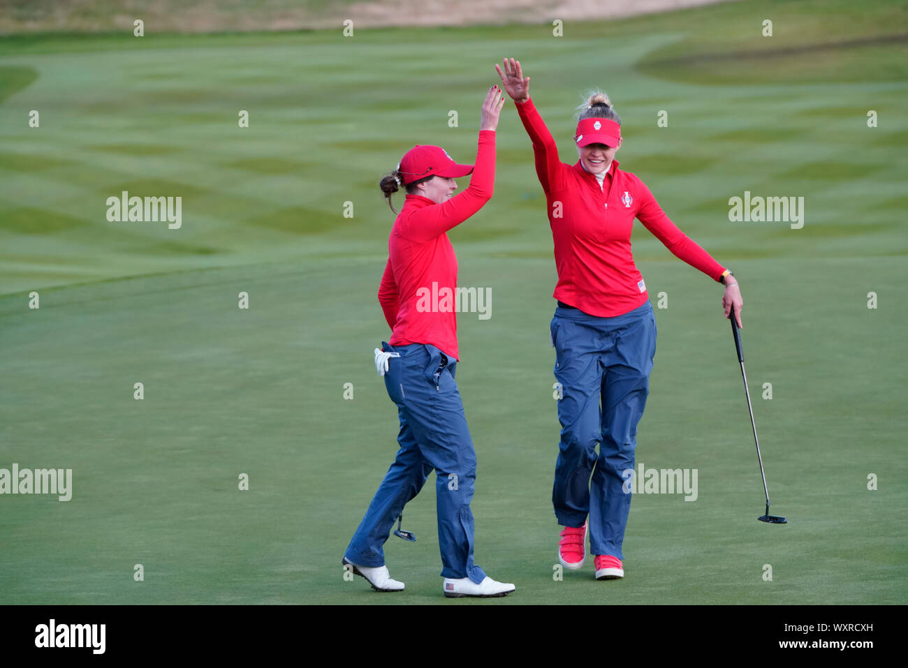 Solheim Cup 2019 al centenario corsi a Gleneagles in Scozia, Regno Unito. Brittany Altomare (l) e Nelly Korda di USA festeggiare la conquista diciottesimo foro durante il venerdì pomeriggio Fourballs. Foto Stock