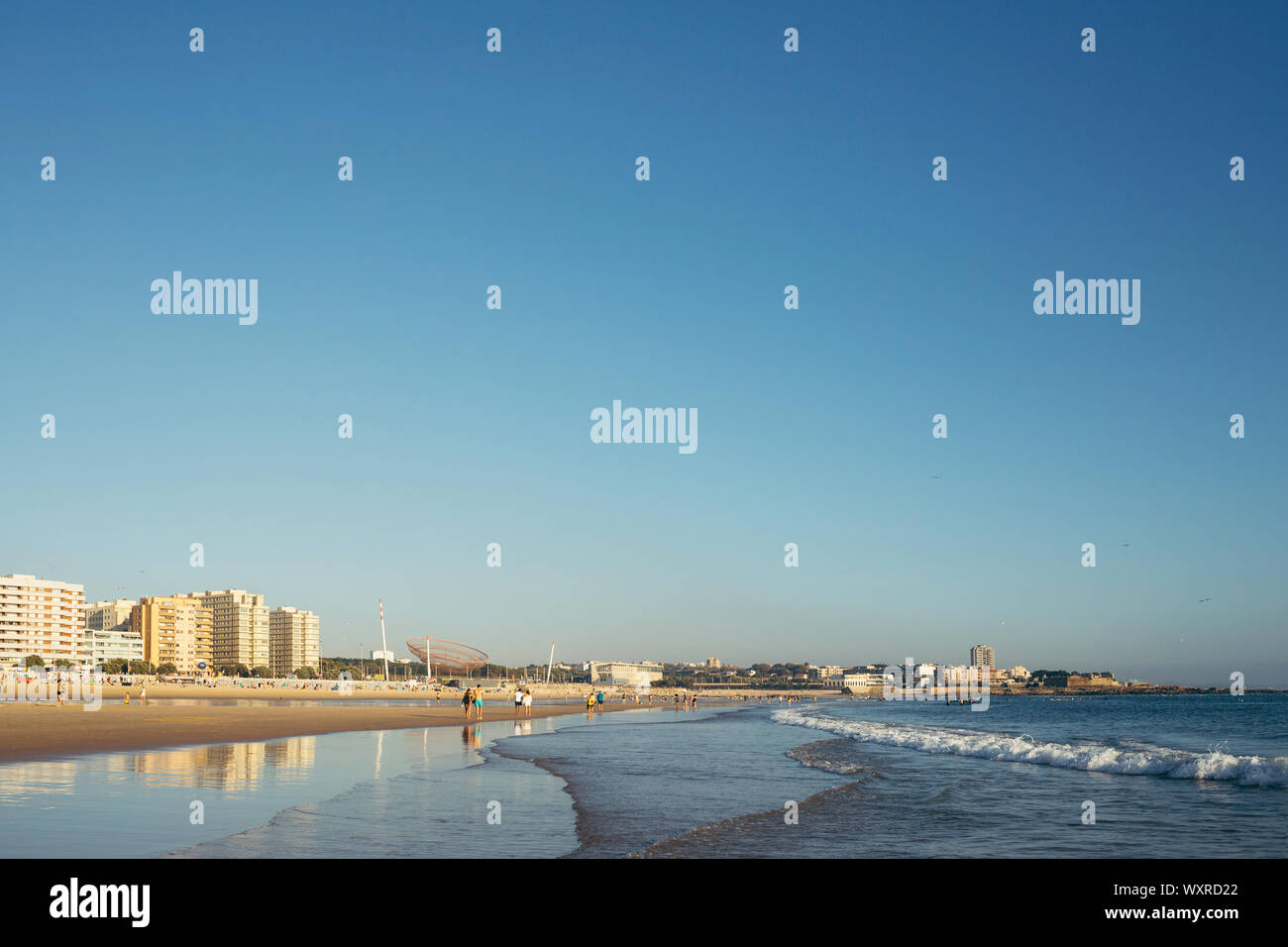 Litorale di Porto Città spiaggia al tramonto. Foto Stock