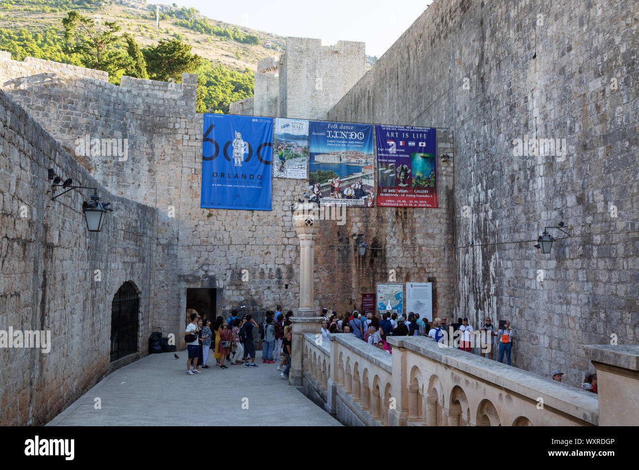 Dubrovnik pila gate - turisti entrare Dunbrovnik vecchia città del patrimonio mondiale UNESCO attraverso il palo porta nelle mura della città di Dubrovnik, Croazia Europa Foto Stock