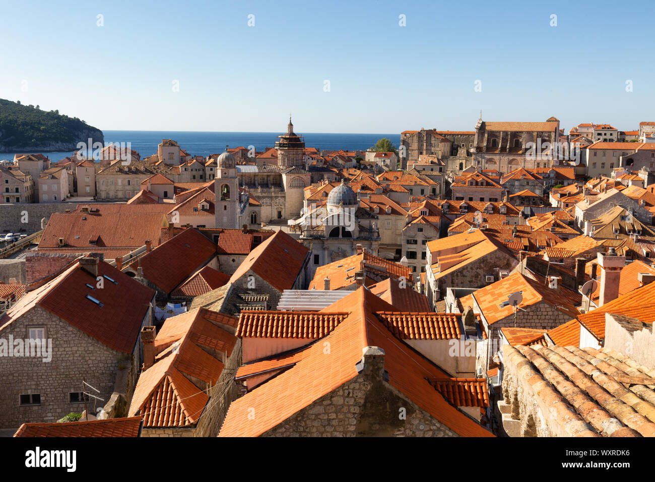 Dubrovnik Croazia, tetti rossi ; tetti di tegole nel borgo medievale di Dubrovnik Città Vecchia, visto dalla parete, Dubrovnik Croazia Europa Foto Stock
