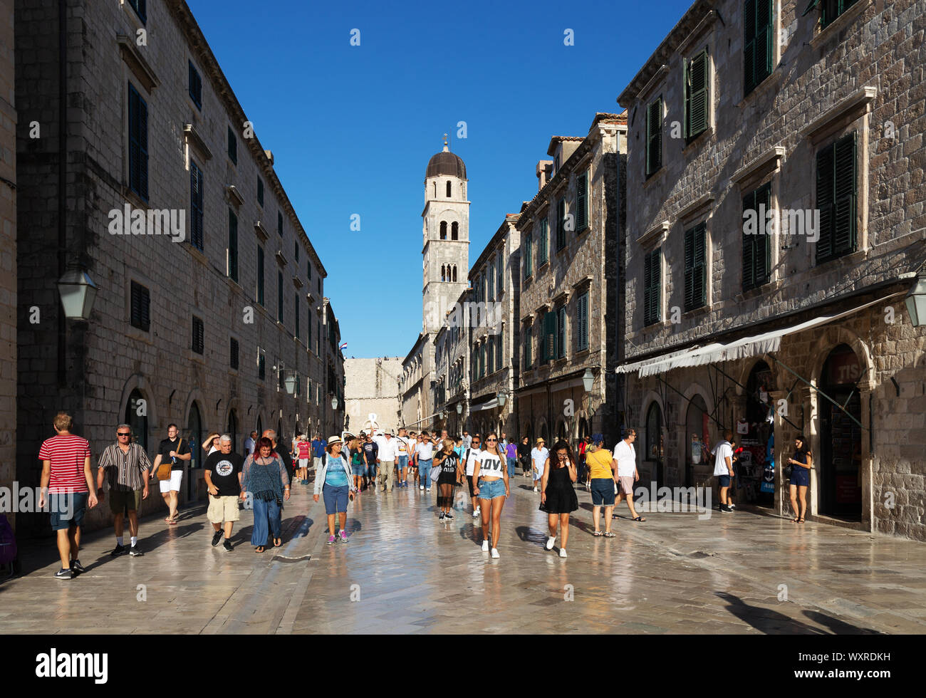 Dubrovnik Croazia in estate; - la gente che camminava sul Stradun, aka Placa - la strada principale, Dubrovnik Città Vecchia, Dubrovnik Croazia Europa Foto Stock