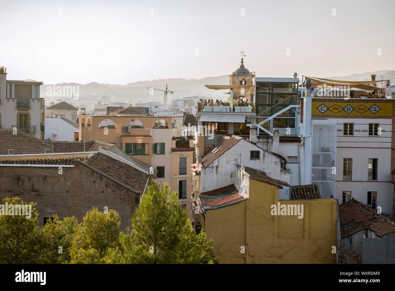 Centro citta' con terrazza sul tetto dell'hotel.. Malaga, Andalusia, Spagna. Foto Stock