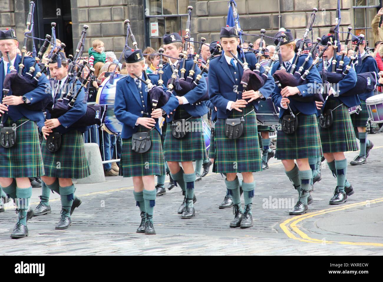 Pipe Band da George Heriot Scuola di Equitazione Marche evento sul Royal Mile Foto Stock