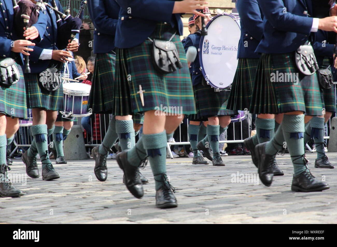 Pipe Band da George Heriot Scuola di Equitazione Marche evento sul Royal Mile Foto Stock