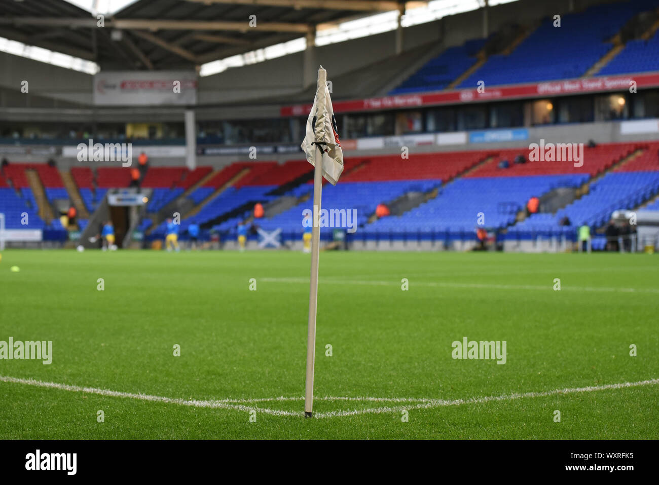 Bolton, Lancashire, Regno Unito. Xvii Sep 2019. Xvii Settembre 2019; Università di Bolton Stadium, Bolton, Lancashire, Inghilterra; Sky scommessa English Football League, Bolton Wanderers rispetto a Oxford Regno; un angolo bandiera a Bolton Wanderers, rigorosamente solo uso editoriale. Nessun uso non autorizzato di audio, video, dati, calendari, club/campionato loghi o 'live' servizi. Online in corrispondenza uso limitato a 120 immagini, nessun video emulazione. Nessun uso in scommesse, giochi o un singolo giocatore/club/league pubblicazioni Credit: Azione Plus immagini di sport/Alamy Live News Foto Stock