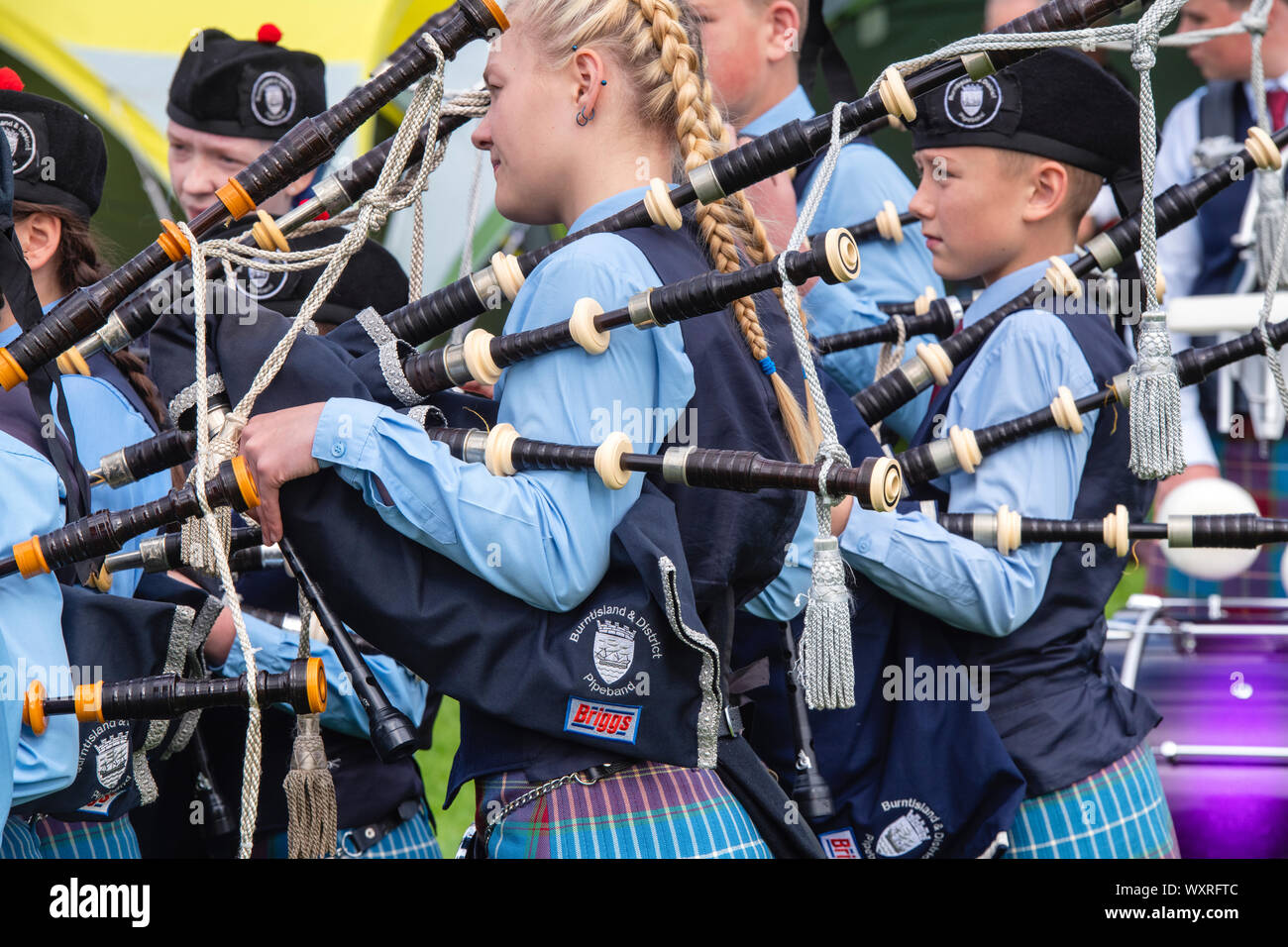 Burntisland and District Pipe Band con la cornamusa a Peebles Highland Games. Scottish Borders, Scozia Foto Stock