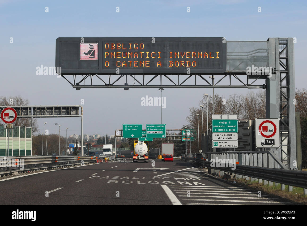 Segnale stradale sulla lingua italiana che significa obbligo attrezzature  invernali o catene da neve a bordo del veicolo in autostrada Foto stock -  Alamy