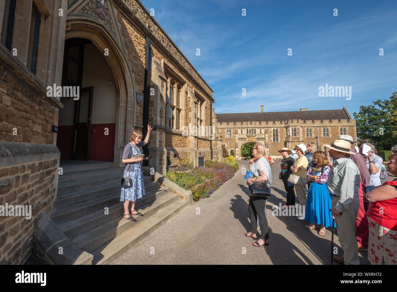 I visitatori al di fuori della Hall in un tour guidato del Charterhouse, una storica boarding school in Surrey, Inghilterra, Regno Unito. Foto Stock