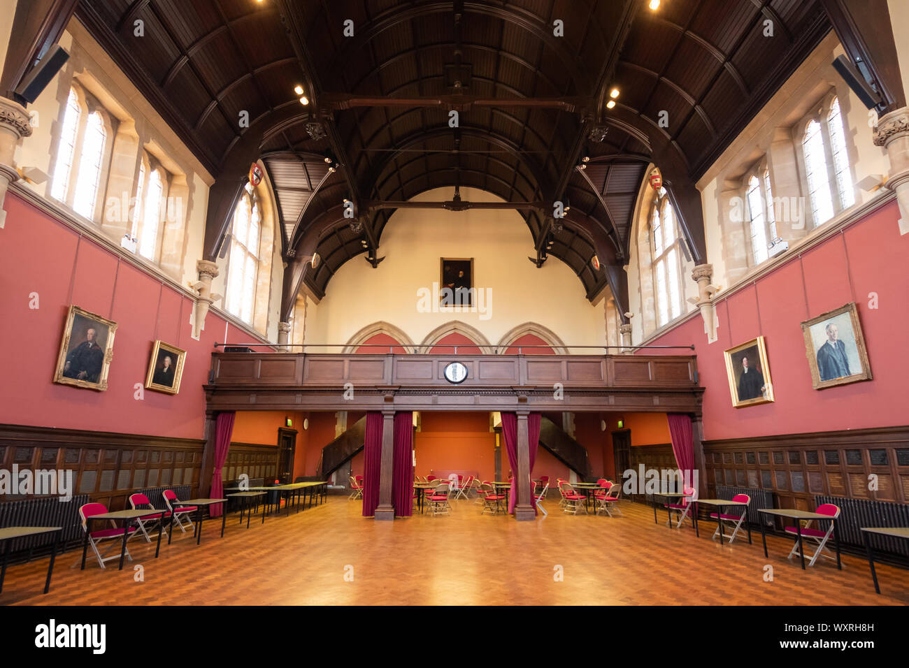 Interno della Hall a Charterhouse, una storica boarding school in Surrey, Inghilterra, Regno Unito. Foto Stock
