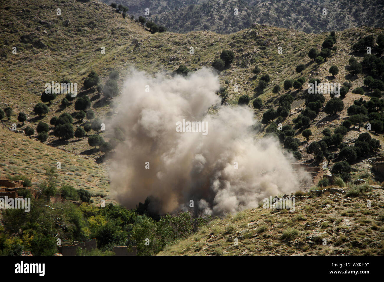 Jalalabad. Xvi Sep, 2019. Foto scattata il 7 settembre 16, 2019 mostra fumo che sale da un deposito di munizioni durante una operazione militare contro uno Stato islamico (SI) a Achin Distretto orientale della provincia di Nangarhar, Afghanistan. Credito: Saifurahman Safi/Xinhua Foto Stock