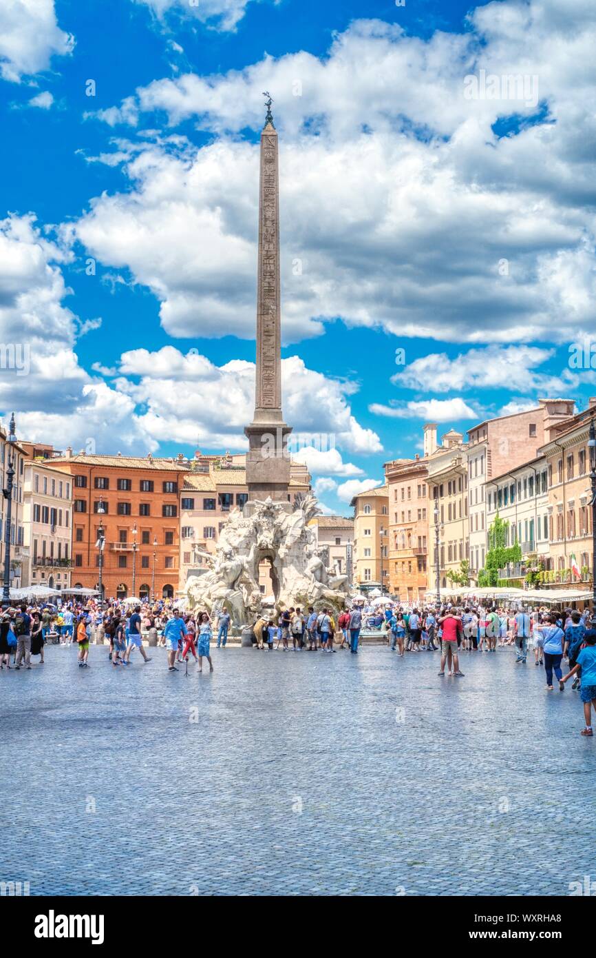 Roma, Italia - 29 giugno 2018: i turisti di visitare la famosa e bellissima Piazza Navona Foto Stock