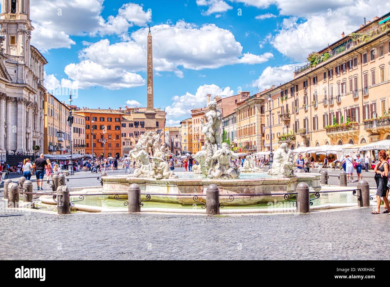 Roma, Italia - 29 giugno 2018: i turisti di visitare la famosa e bellissima Piazza Navona Foto Stock
