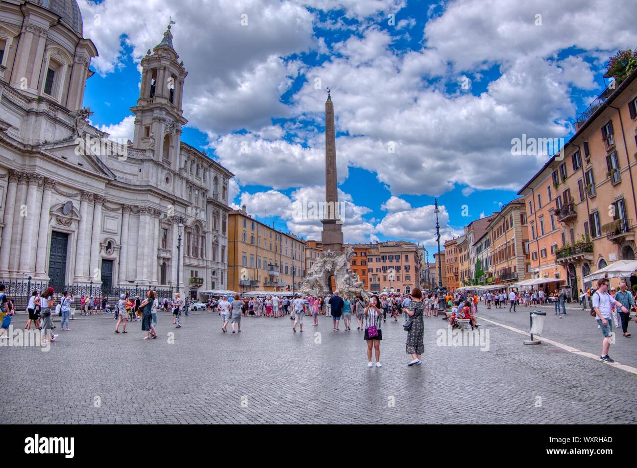 Roma, Italia - 29 giugno 2018: i turisti di visitare la famosa e bellissima Piazza Navona Foto Stock