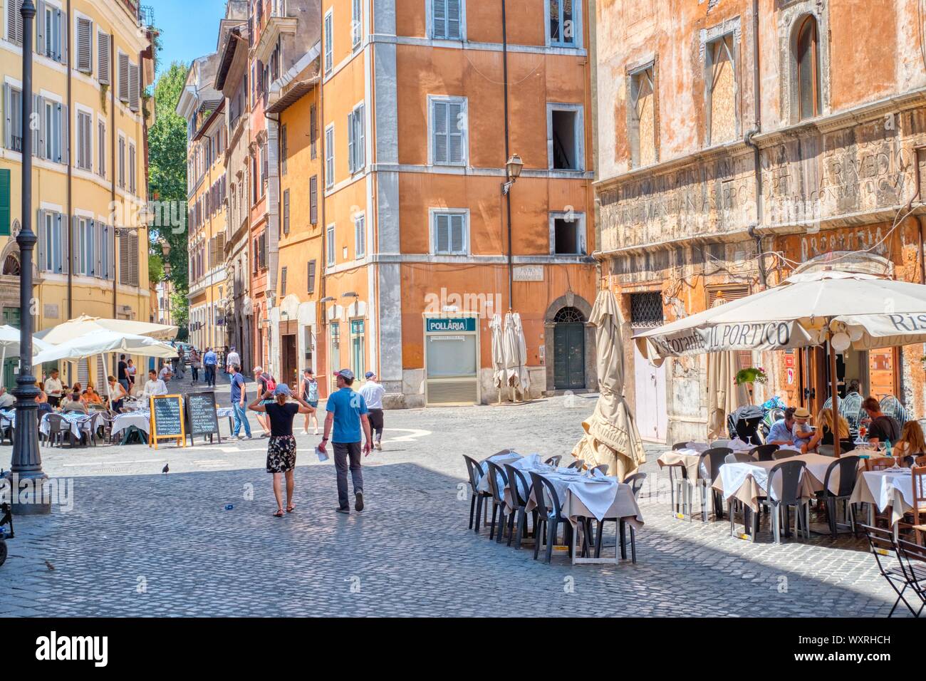 Roma, Italia - 30 giugno 2018: Diners e i turisti in una strada di Roma con numerosi ristoranti in un giorno di estate Foto Stock