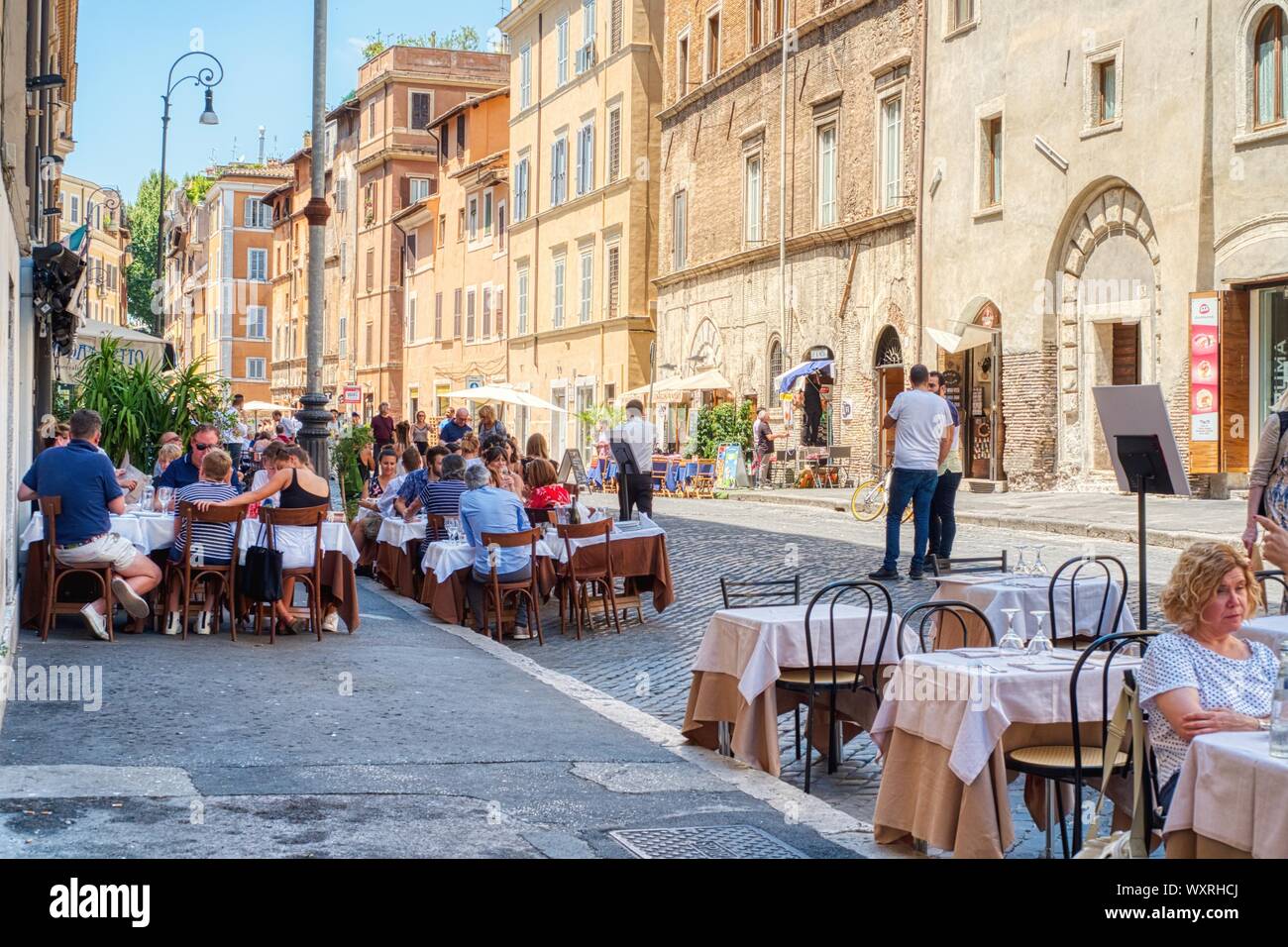 Roma, Italia - 30 giugno 2018: Diners e i turisti in una strada di Roma con numerosi ristoranti in un giorno di estate Foto Stock