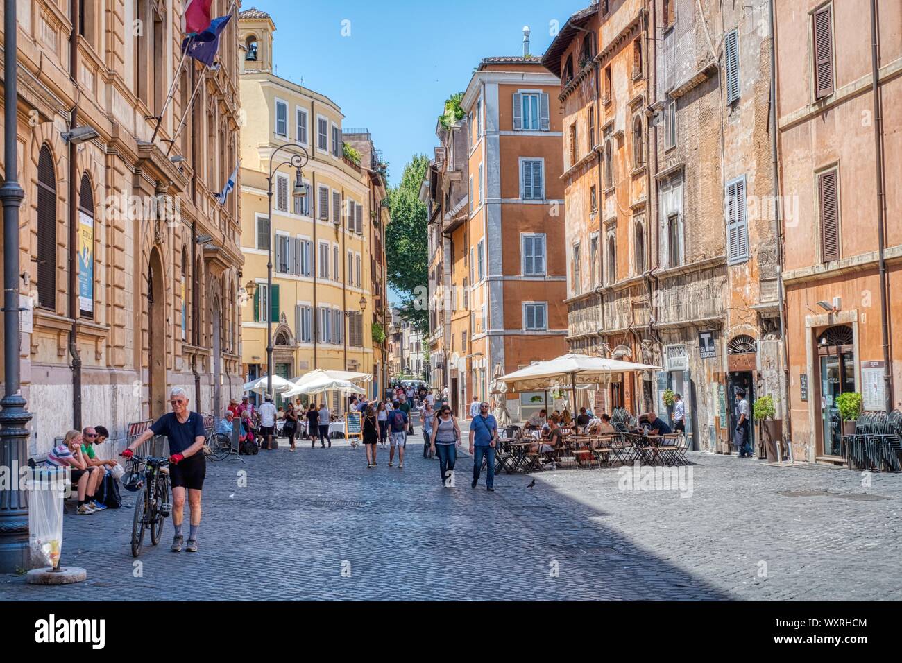 Roma, Italia - 30 giugno 2018: Diners e i turisti in una strada di Roma con numerosi ristoranti in un giorno di estate Foto Stock