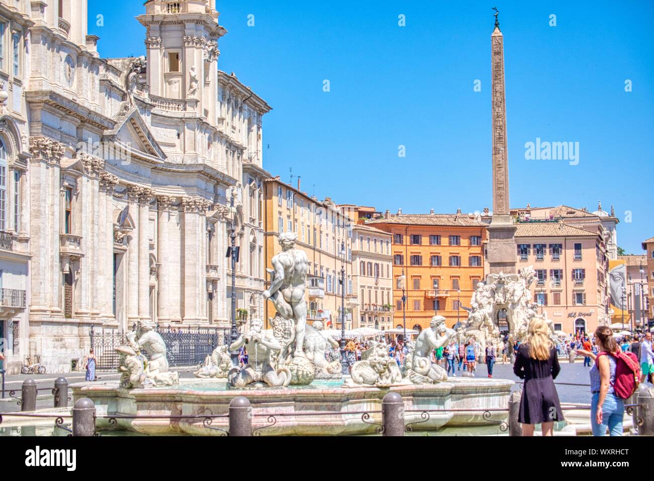 Roma, Italia - 30 giugno 2018: i turisti di visitare la famosa e bellissima Piazza Navona Foto Stock