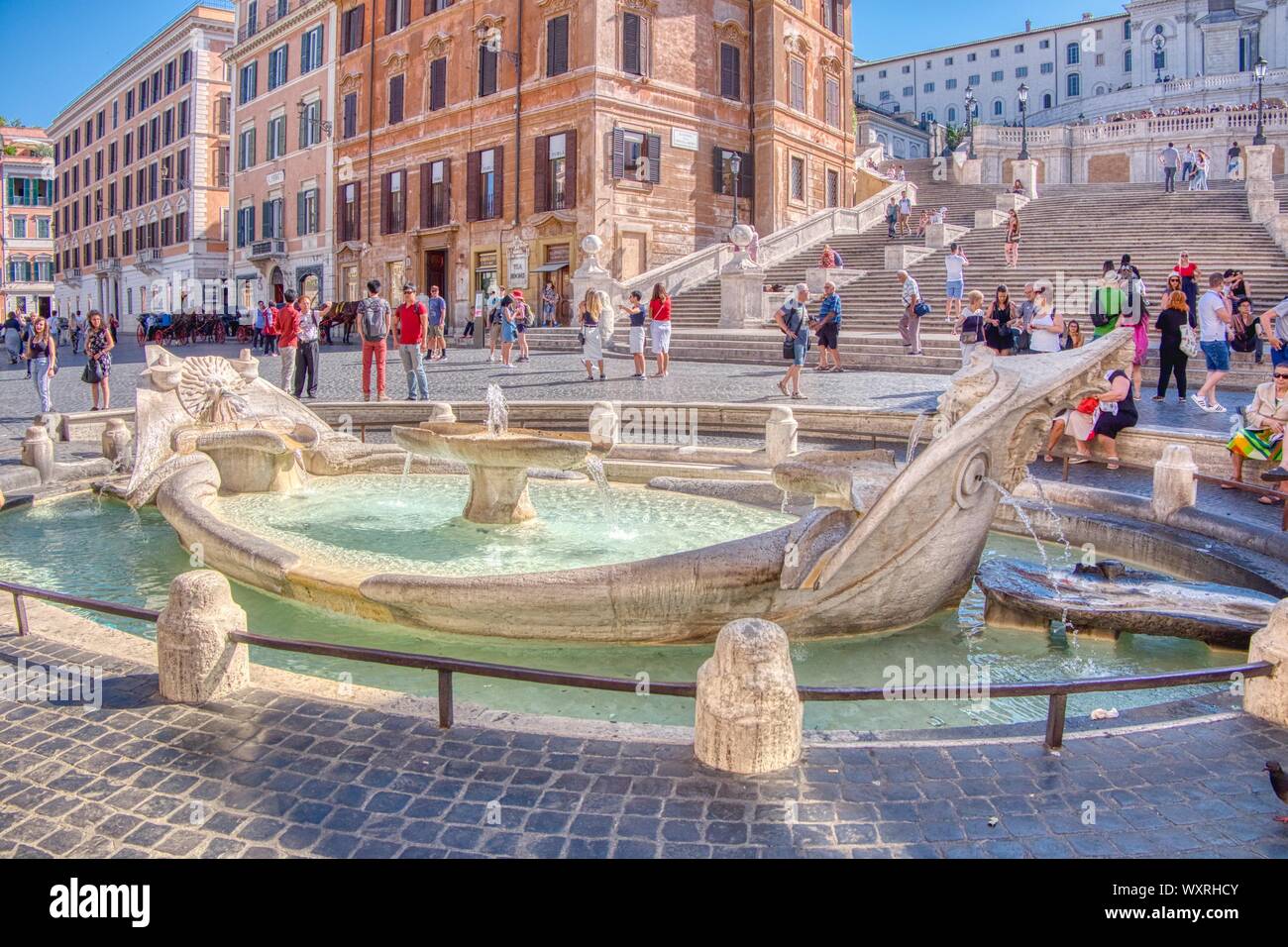 Roma, Italia - 30 giugno 2018: la famosa Fontana della Barcaccia, situato in Piazza di Spagna ai piedi della scalinata di Piazza di Spagna Foto Stock