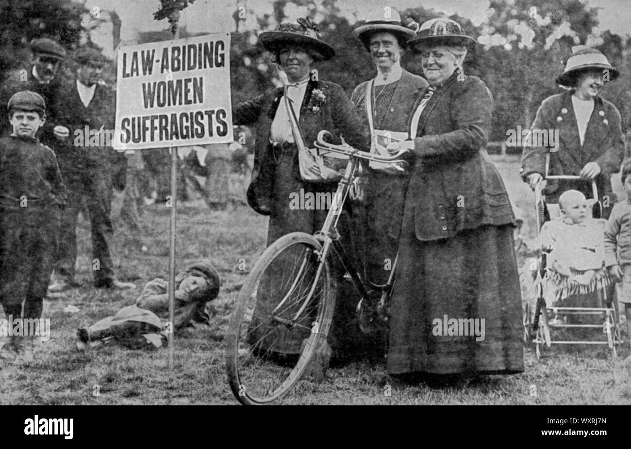 Suffragettes' campagna, c1913. Un suffragette era un membro di un militante le organizzazioni femminili degli inizi del XX secolo che, sotto l'intestazione "voti per le donne", ha lottato per il diritto di voto per le donne in pubblico elezioni, noto come il suffragio femminile. Il termine si riferisce in particolare ai membri delle donne inglesi e sociali dell' unione politica (WSPU). Foto Stock