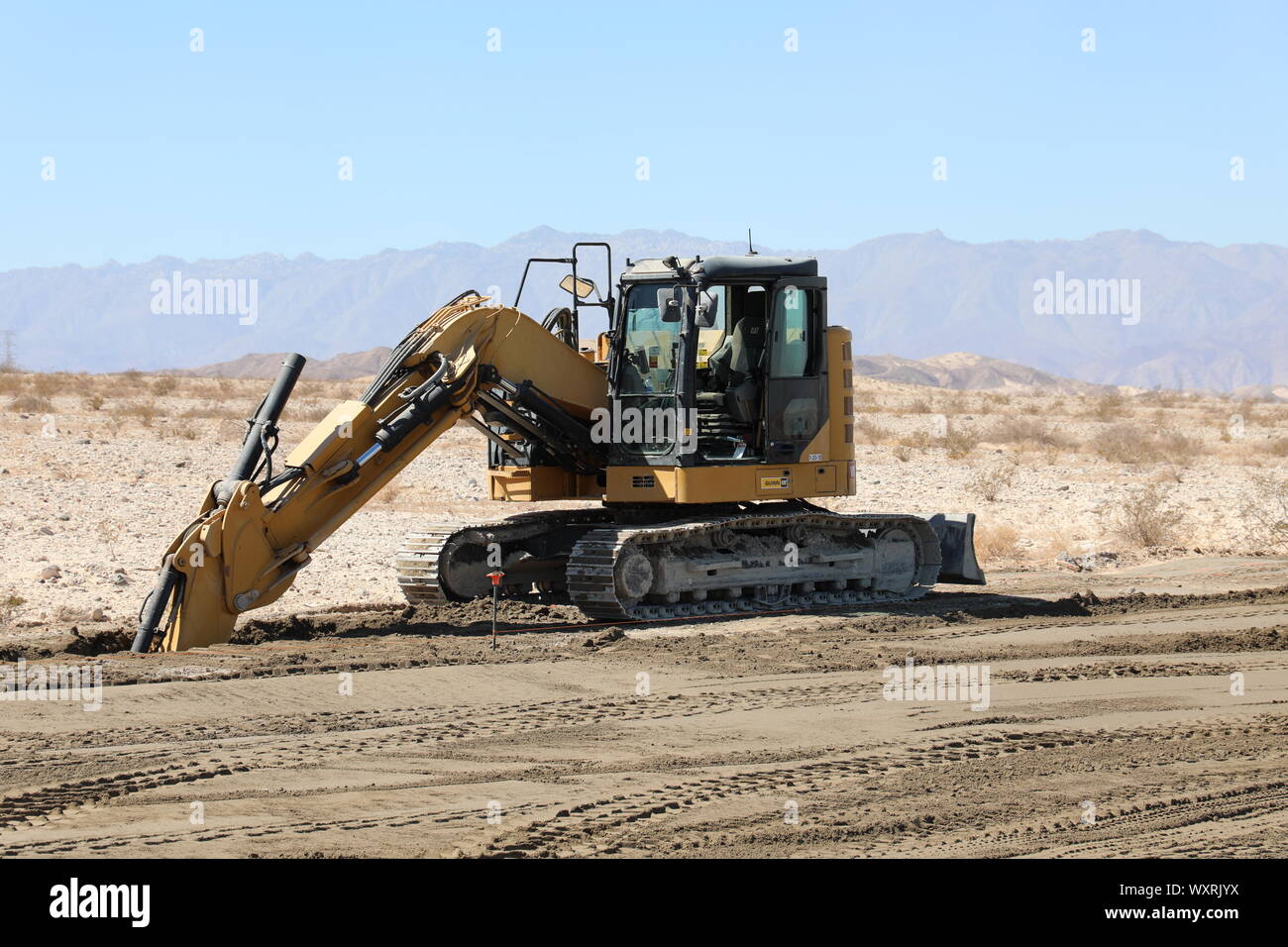 Un U.S. Esercito di ingegneri contraente utilizzi un escavatore per scavare una trincea per la nuova frontiera di pannelli di barriera nei pressi di El Centro in California, Sett. 12, 2019. USACE è fornire direzione e supervisione del Dipartimento della Difesa (DoD)-finanziato la costruzione della barriera di progetti di sistema lungo il confine sud-ovest. Questi progetti sono in corso di esecuzione da USACE, come diretto attraverso gli Stati Uniti Esercito dal Segretario della Difesa, in risposta al Dipartimento di Sicurezza della richiesta di assistenza per proteggere gli Stati Uniti frontiera meridionale bloccando i trafficanti di droga nei corridoi attraverso la costruzione di strade e fe Foto Stock
