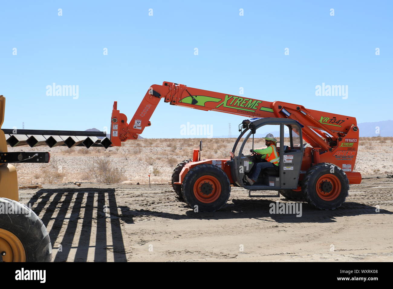 Un U.S. Esercito di ingegneri contraente utilizzi un carrello elevatore a forche per il trasporto di un acciaio bollard confine pannello di barriera per l'installazione nei pressi di El Centro in California, Sett. 12, 2019. Questi progetti sono in corso di esecuzione da USACE, come diretto attraverso gli Stati Uniti Esercito dal Segretario della Difesa, in risposta al Dipartimento di Sicurezza della richiesta di assistenza per proteggere gli Stati Uniti frontiera meridionale bloccando i trafficanti di droga nei corridoi attraverso la costruzione di strade e di recinti, e l'installazione dei dispositivi di illuminazione sotto il titolo 10, Sezione 284 DEGLI STATI UNITI Codice. E DoD USACE sono l'esecuzione di questi progetti Foto Stock